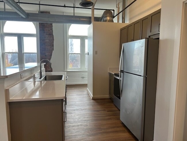 Building Photo - Flowers Building Condominiums Convenient To Downtown!!