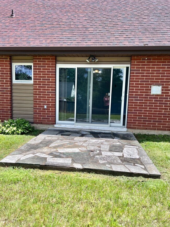 Foto del edificio - Charming 4-Bedroom Single Family Townhome ...