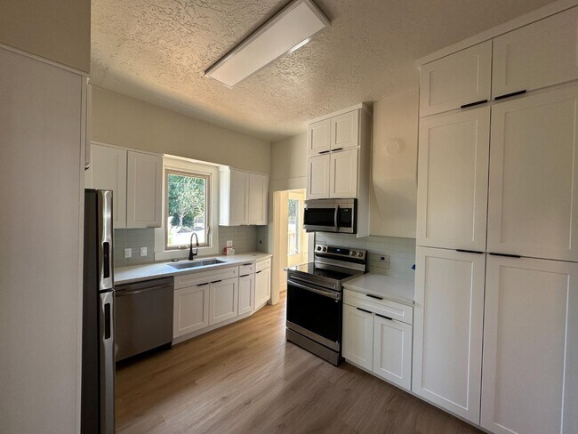 Building Photo - 513 N Cook St