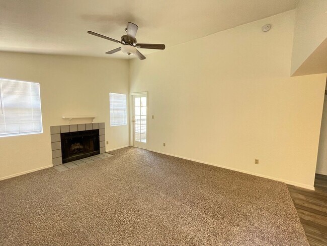 Building Photo - 1 Bedroom/1 Bath community pool NEW CARPET...