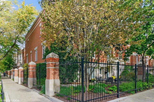 Building Photo - 1450 W Wrightwood Ave