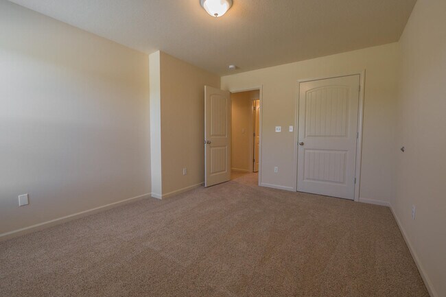 Building Photo - 7900 N Glen Meadow Dr