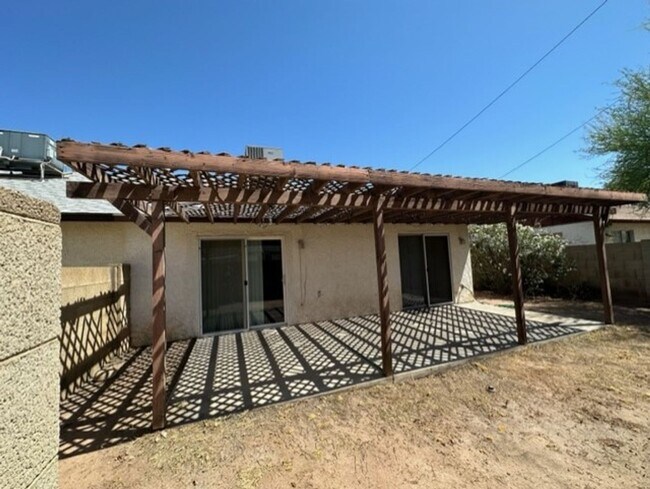 Building Photo - Great Tempe Location with freeway access t...