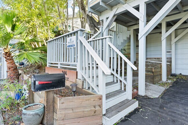 Building Photo - 2Br/2Ba Cozy Beach House with Bonus Office...