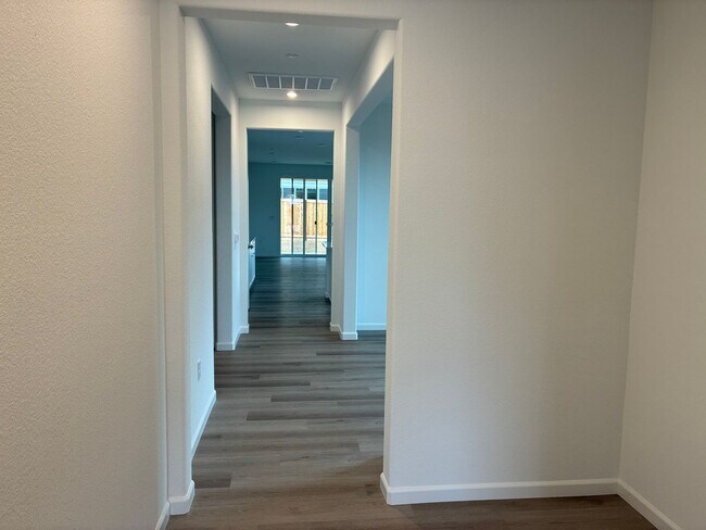 Foto del edificio - New construction in gated community with solar!