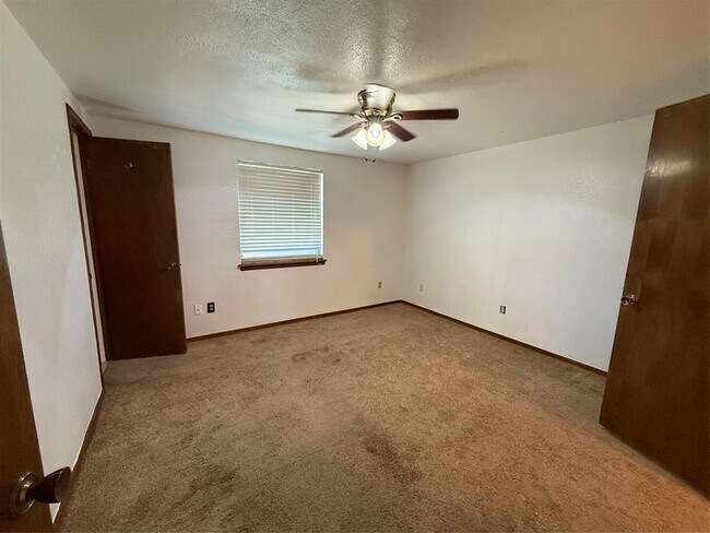 Building Photo - 1071 Raintree Mansion