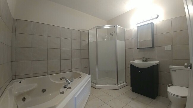 Building Photo - **SPACIOUS RANCH w/LARGE MASTER -WALK in C...