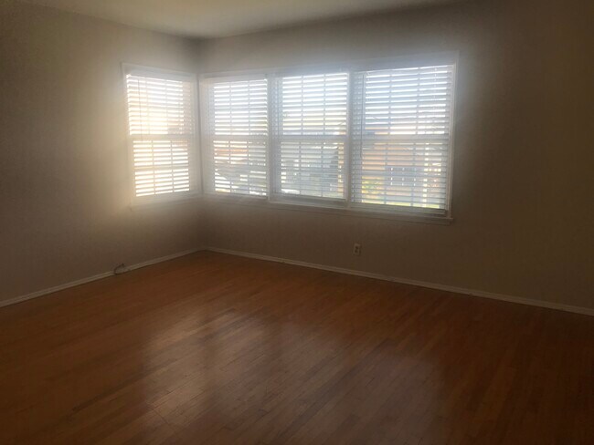 Living room - 268 Covina Ave