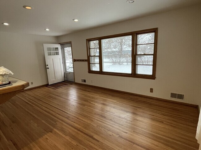 Foto del edificio - 3 Bed/2 Bath/Office SF in Bloomington