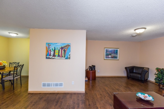 Foto del edificio - 619-625 Snelling Ave N