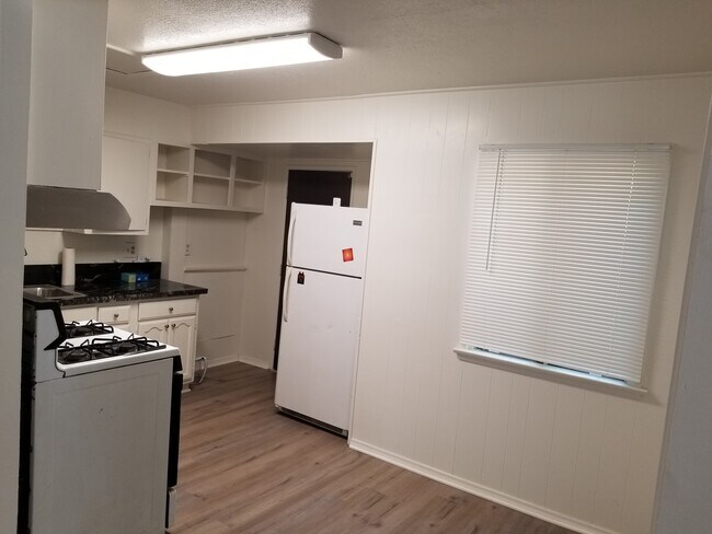 Cocina, comedor - 3033 Glenhurst Ave