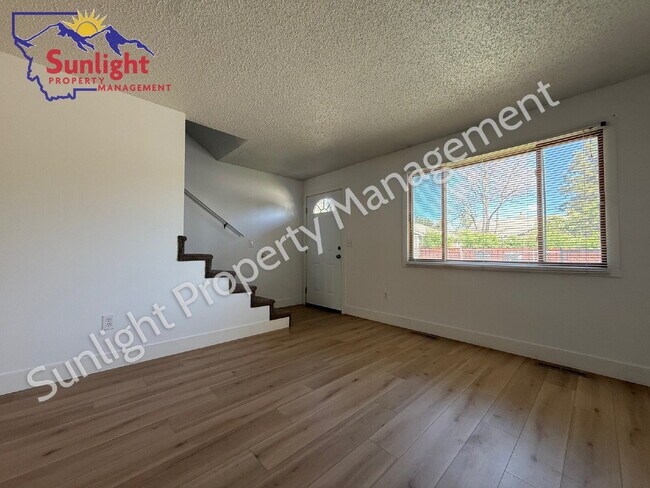 Building Photo - 2 Bed 1 Bath one side of a Duplex with Fenced Yard