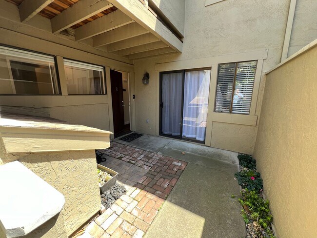 Building Photo - Walking distance to Roseburg Square - 3 be...