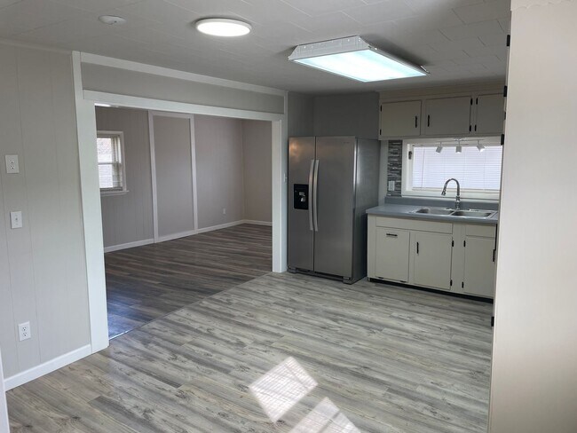 Building Photo - 1 Bedroom Home for Rent in Johnson City TN | Near JCMC