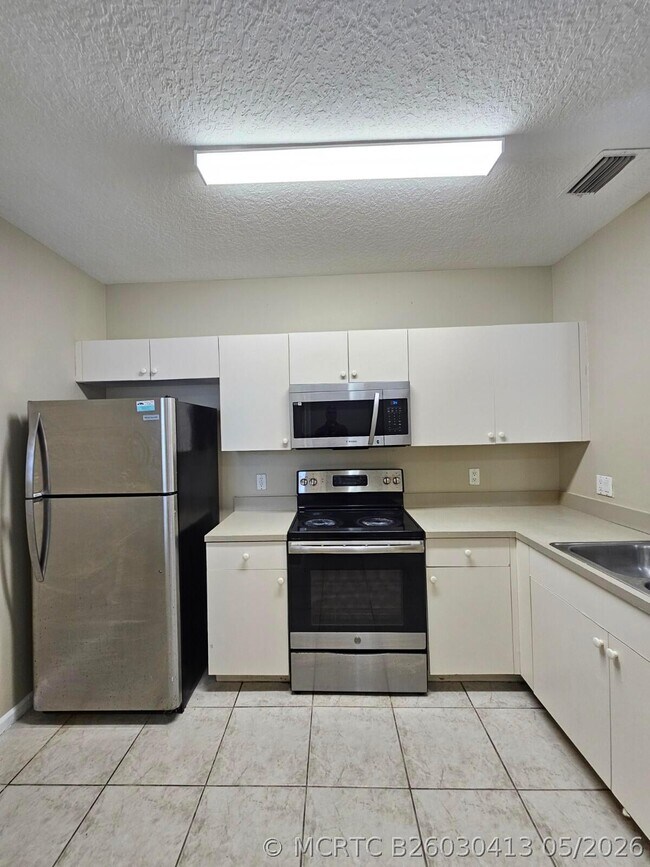 Building Photo - 1063 Golden Lakes Blvd