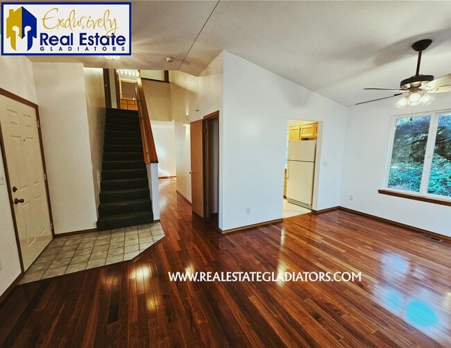 Building Photo - 3 Bed /2.5 Bath PLUS OFFICE in quiet Fryel...