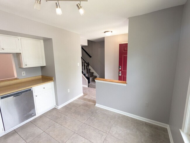 Foto del edificio - Beautifully maintained townhouse in Tuscar...