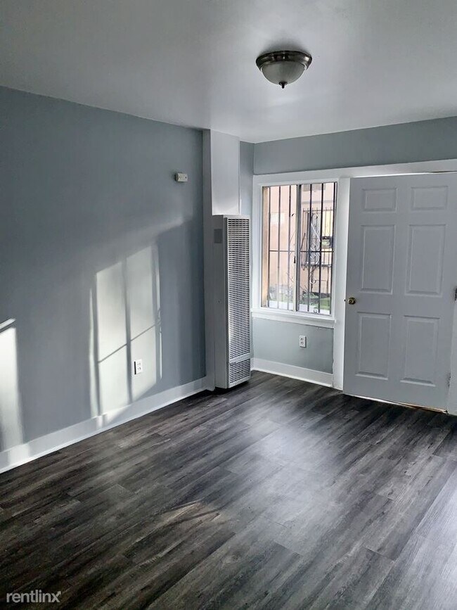 Foto del edificio - 1 br, 1 bath  - 1241 1/4 E 64th St
