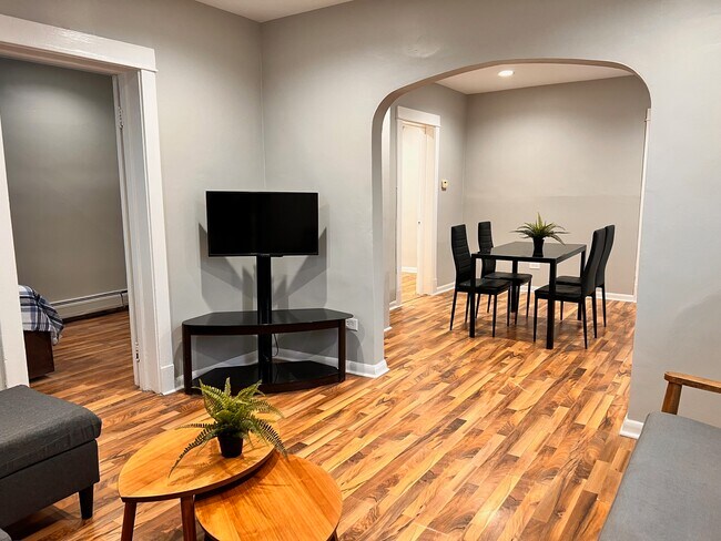 Sala de estar mirando hacia el comedor - 812 Beloit Ave