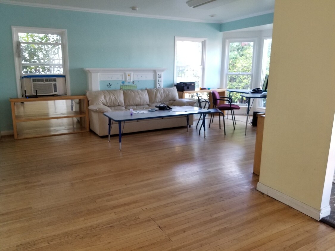 Living room, 5 windows bring beautiful light, hardwood floor makes it clean and airy - 2387 Malcolm Ave