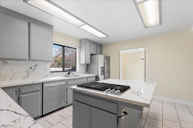 Building Photo - 2717 Knollwood Dr