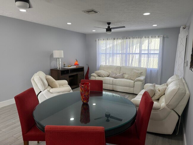 Foto del edificio - 1392 Riverside Cir