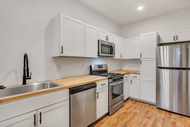 Building Photo - 2 bed 2 bath - great location, off street ...