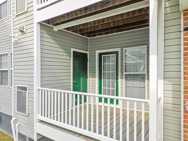 Building Photo - Recently Updated 1st Floor Condo with Priv...