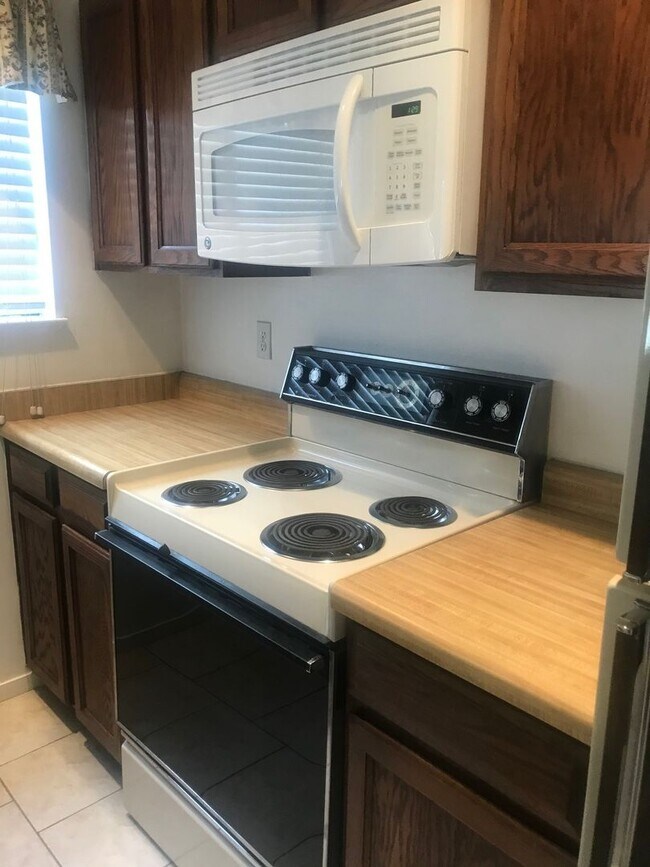 Building Photo - Updated One Bedroom Condo