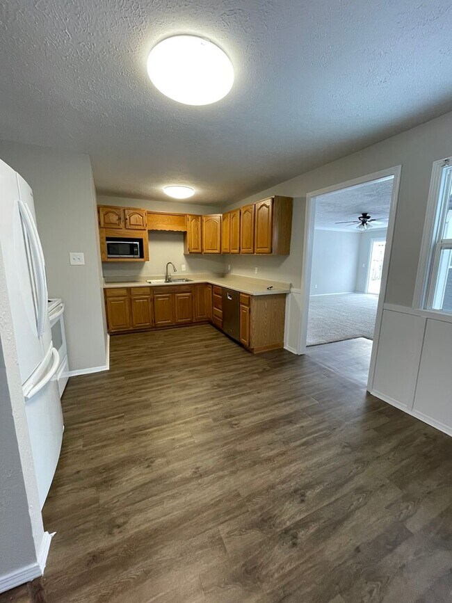 Building Photo - Great 4 Bedroom Home for Lease!