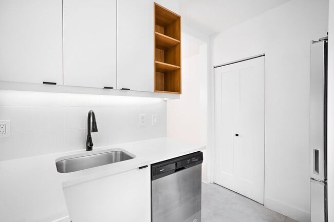 Building Photo - 2112 Av Claremont