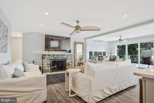 Foto del edificio - 125 Island View Dr