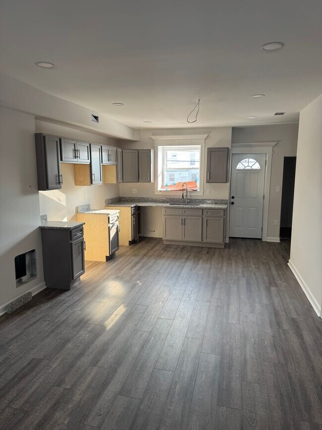 Foto del edificio - Beautifully fully renovated home now available for rent