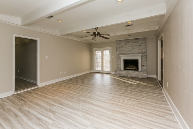 Foto del edificio - 129 Fern Valley Rd