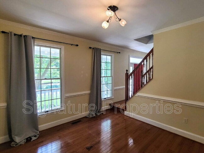 Photo - 105 Oakwood Dr House