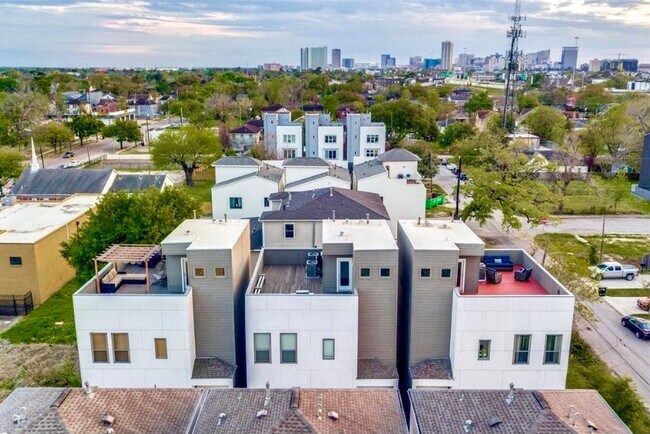 Building Photo - 3507 Bastrop St