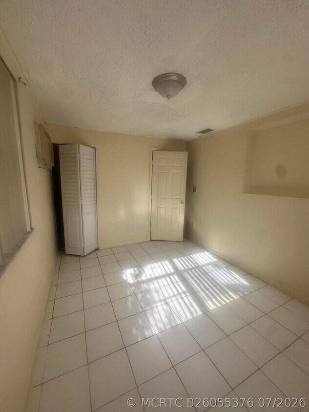 Building Photo - 5725 NW 14th Ct