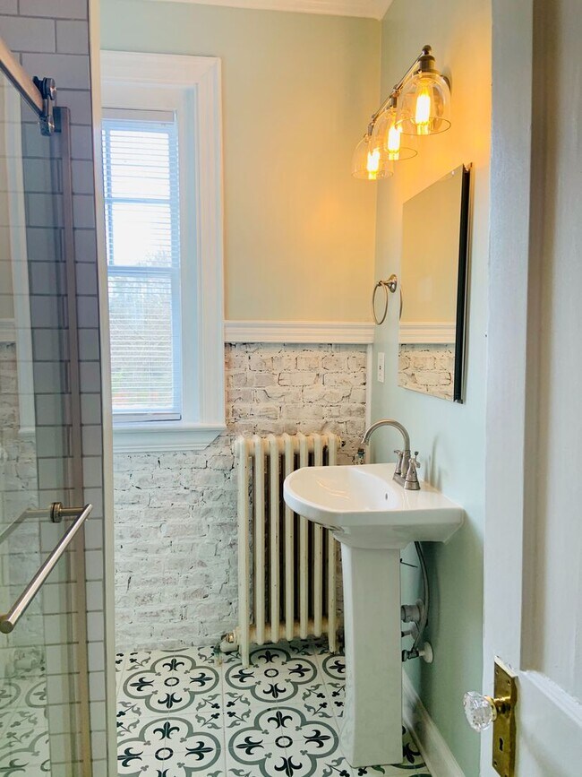 Foto del edificio - 1 BR, 3rd floor Apartment in Downtown Greensboro, Water & Heat Included