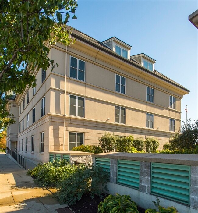 Building Photo - 73 Chelsea St