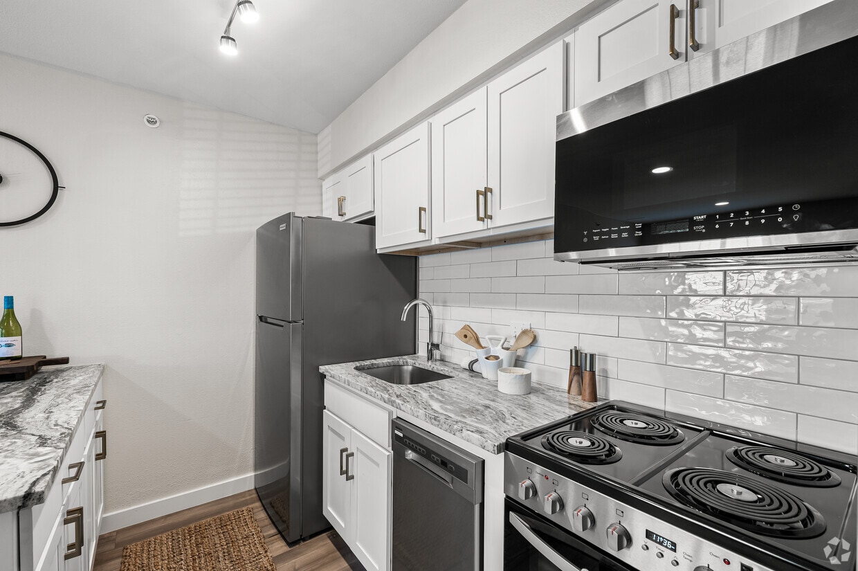 TRELLIS NORTH DALLAS Apartments at 16060 Dallas Pky Dallas, TX