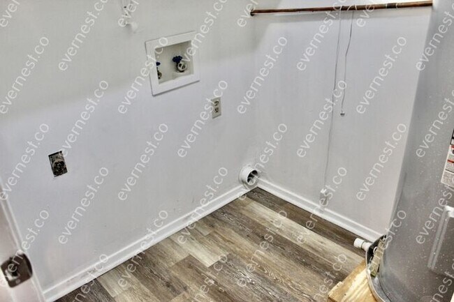 Foto del edificio - 2 BED & 1 BATH / NO PETS / NO S8