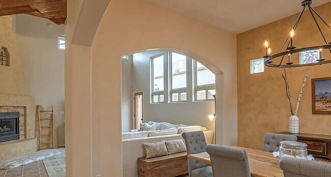 Foto del edificio - Beautiful 3 bedroom home in high desert lo...