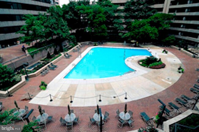 Building Photo - 1300 Crystal Dr