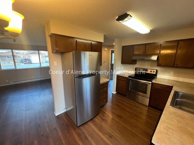 Building Photo - 2 bed house w/ fenced yard