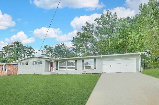 Building Photo - 2345 Crestknoll Cir