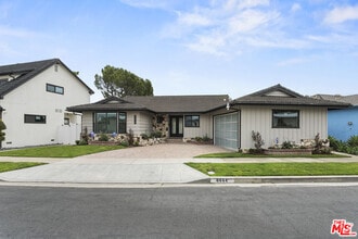 Building Photo - 4444 Don Felipe Dr
