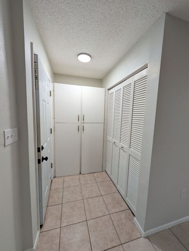 Building Photo - 3BR/2.5BA Townhouse minutes to anywhere....