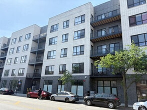 Building Photo - 2127 W Madison St