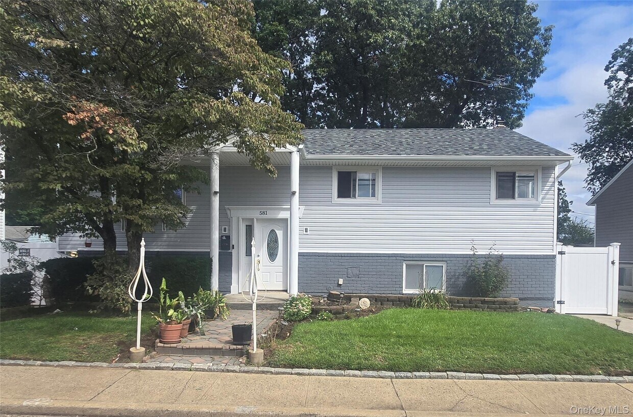 Foto principal - 581 Meacham Ave
