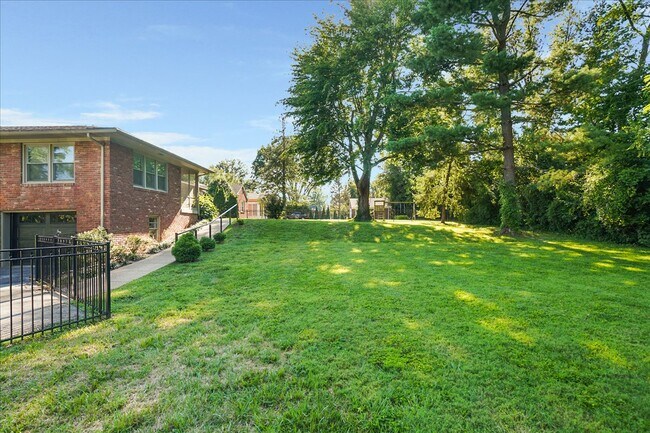 Foto del edificio - 6309 Regal Rd